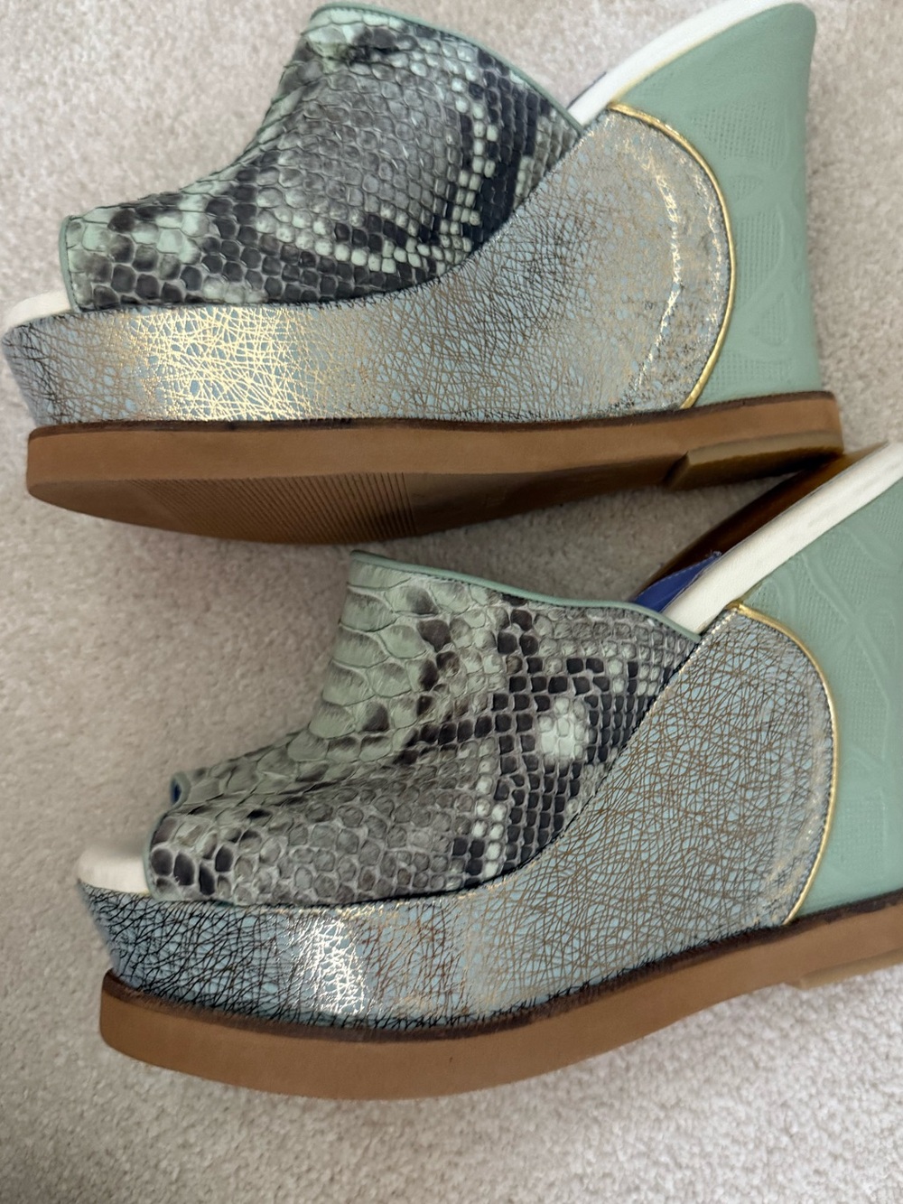 Altura Siete Original Artisan Gold-Detail Women’s Wedges in Mint and Black